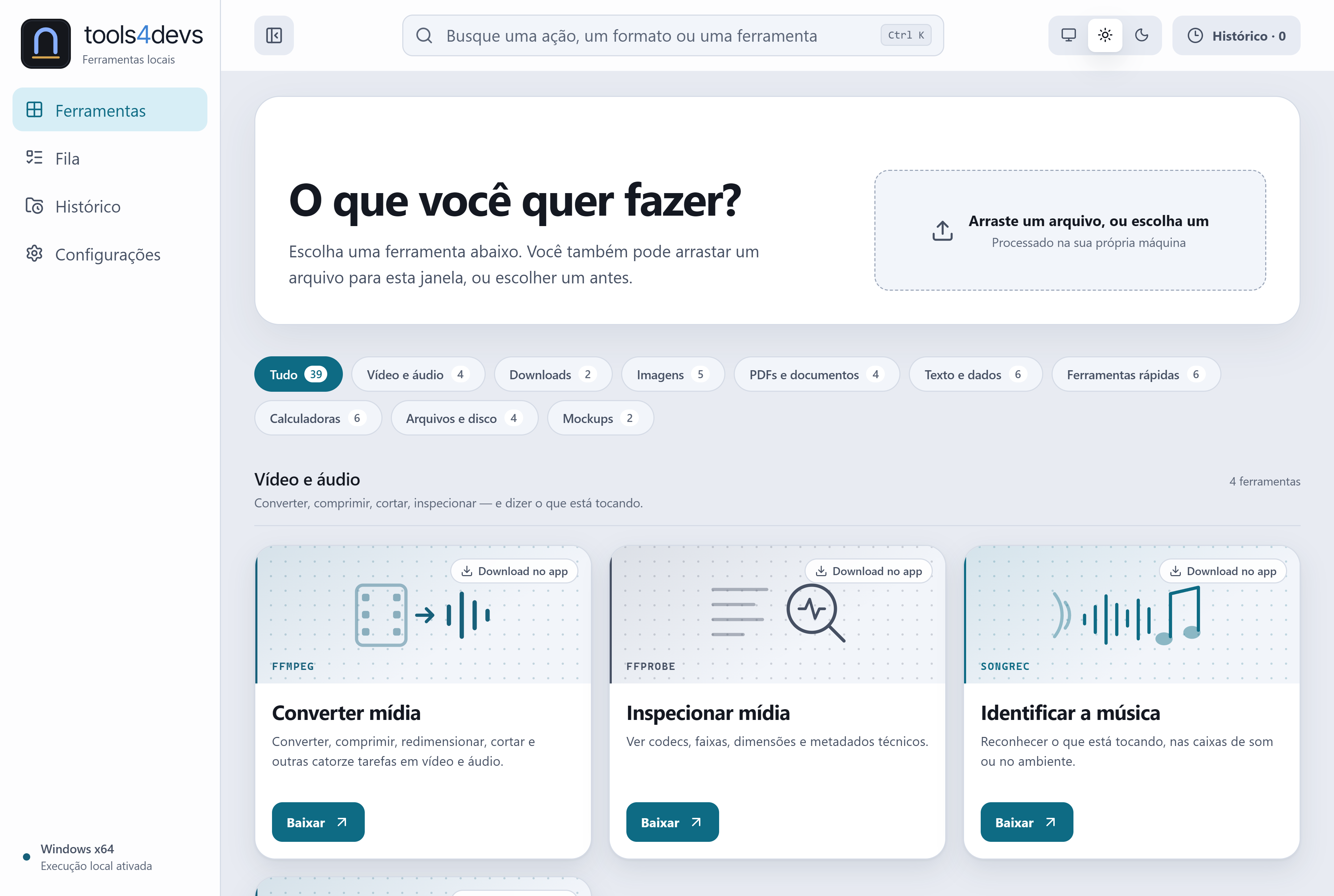 O catálogo do tools4devs no Windows: um campo de busca no topo, uma barra lateral com Ferramentas, Fila, Histórico e Configurações, categorias de vídeo, downloads, imagens, documentos, dados, ferramentas rápidas, calculadoras, arquivos e mockups, e uma grade de cartões para converter mídia com FFmpeg, inspecionar streams com ffprobe e reconhecer a música que está tocando.